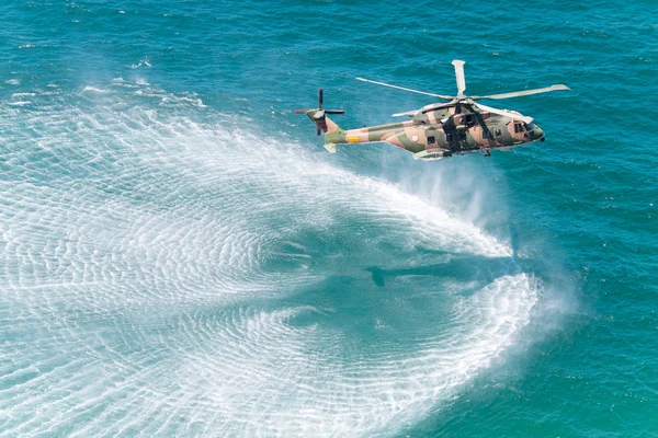 Udden cabo da roca, portugal - 30 juli: militär helikopter tar — Stockfoto