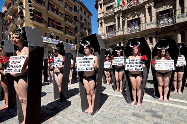 Pamplona, Hiszpania - 5 lipca: ludzie protestują przeciwko okrucieństwo w stosunku do — Zdjęcie stockowe