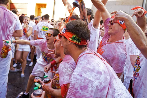 Pamplona, İspanya - 6 Temmuz: insanların döktü openi diğer şarap üzerine
