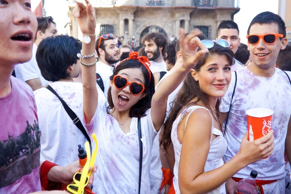 Pamplona, Španělsko-6. července: lidé se baví na otevření san — Stock fotografie