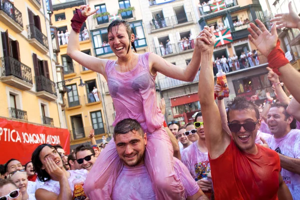 PAMPLONA, ESPAÑA - 6 DE JULIO: Una mujer regando vino tinto al abrir — Foto de Stock