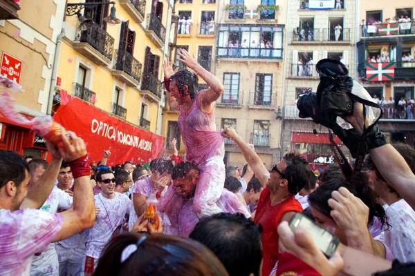 Pamplona, İspanya - 6 Temmuz: bir kadın kırmızı şarap açılış o sulama