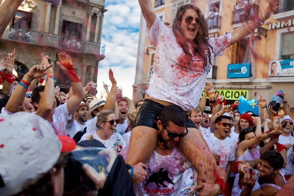 Pamplona, İspanya - 6 Temmuz: bir kadın kırmızı şarap açılış o sulama