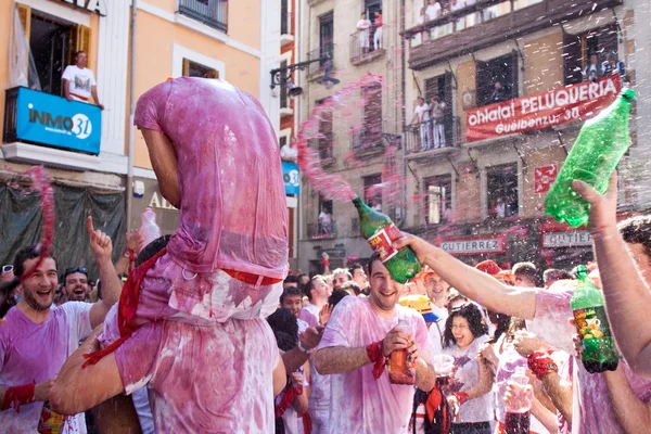 Pamplona, İspanya - 6 Temmuz: insanların döktü openi diğer şarap üzerine
