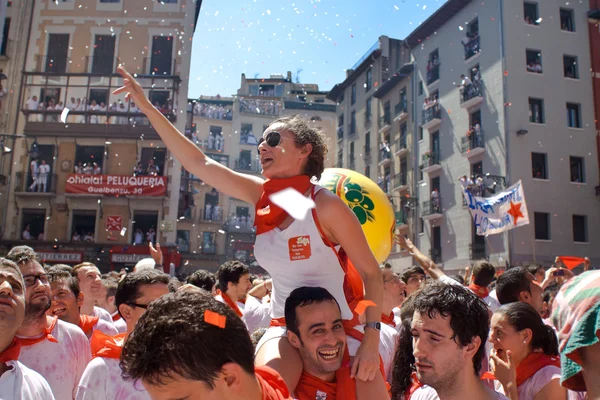 Pamplona, Spanje-6 juli: mensen plezier bij opening van san — Stockfoto