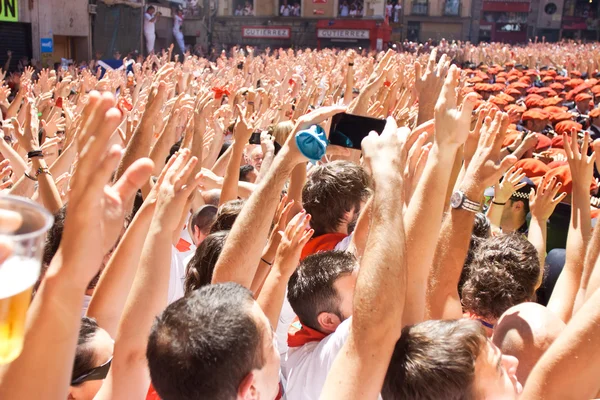 Pamplona, İspanya-Temmuz 6: insanlara municipalit önünde kare