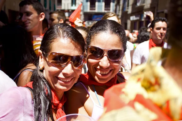 Pamplona, spanien 6. juli: zwei frauen posieren bei eröffnung von san f — Stockfoto