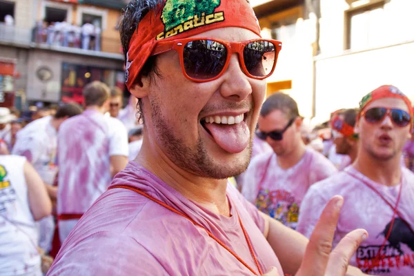 Pamplona, İspanya - 6 Temmuz: gözlüklü adamlar ope poz