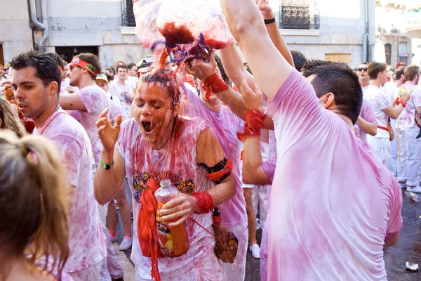Pamplona, İspanya - 6 Temmuz: bir kadın kırmızı şarap açılış o sulama