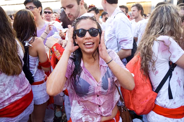 Pamplona, İspanya - 6 Temmuz: bir kadın kırmızı şarap açılış o sulama