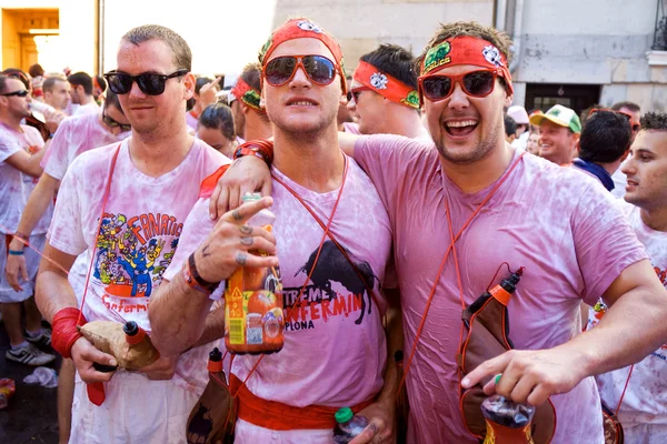 Pamplona, Spanje - 6 juli: mannen met glazen zijn die zich voordeed op de ope — Stockfoto