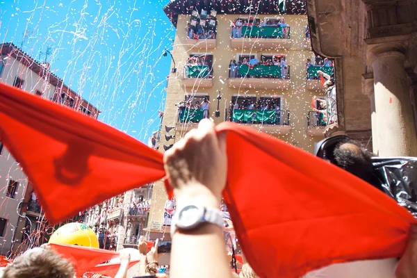 Pamplona, Španělsko-6. července: lidé se baví na zahájení — Stock fotografie