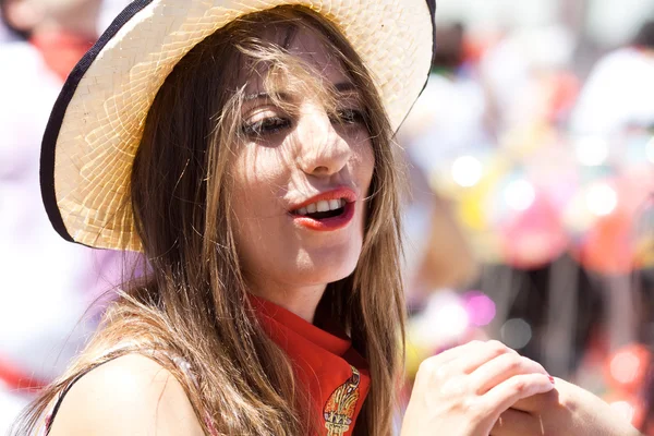 Pamplona, Spanien 6. Juli: eine schöne Frau mit Hut bei der Eröffnung der — Stockfoto
