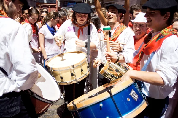 PAMPLONA, SPAIN - JULY 6: Drummers are on the street at opening — Stock Photo, Image