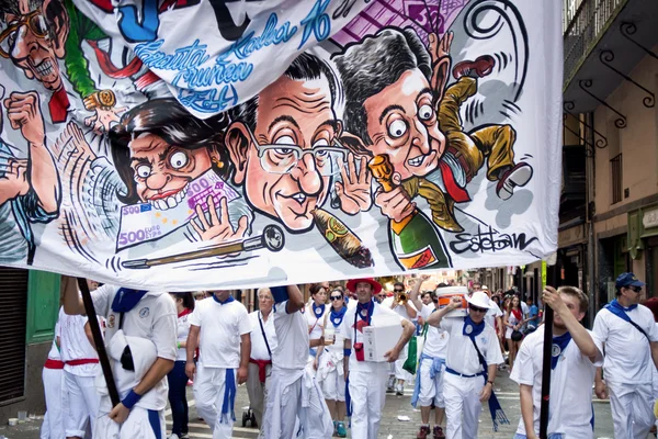 Памплона, Іспанія - 8 липня: люди з банер йшов по вул. — стокове фото