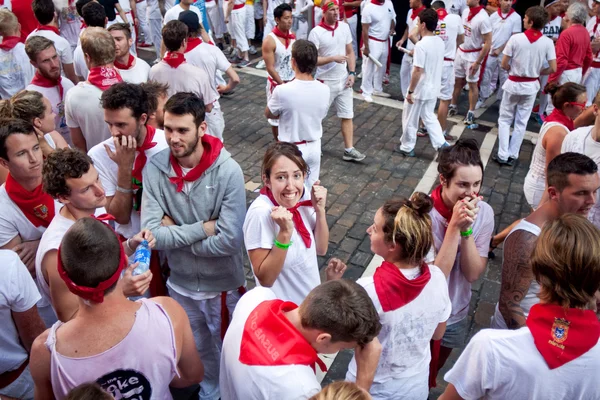 PAMPLONA, SPAIN - JULY 8: People await start of race of bulls at — Stock Photo, Image