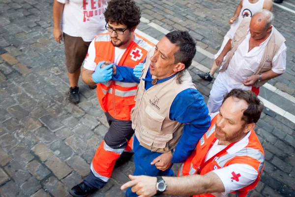 PAMPLONA, SPAIN - JULY 8: Providing first aid at San Fermin fest — Stock Photo, Image