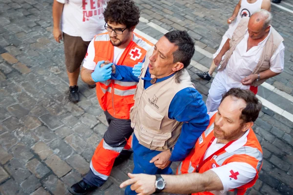 Pamplona, Spanien - 8 juli: ge första hjälpen på san fermin fest — Stockfoto