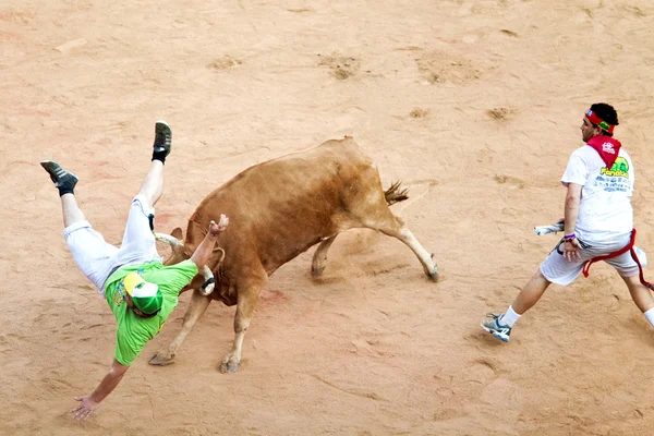 Pamplona, Spanje - 8 juli: mensen met plezier met jonge stieren op — Stockfoto