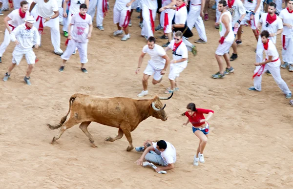 PAMPLONA, ESPAÑA - 8 DE JULIO: La gente se divierte con toros jóvenes en — Foto de Stock