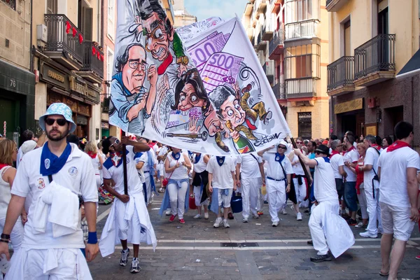 PAMPLONA, SPAIN - JULY 8: People with a banner walking down stre — Stock Photo, Image