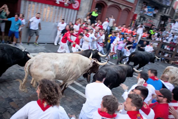 PAMPLONA, SPAIN -JULY 8: Unidentified men run from bulls in stre — Stock Photo, Image