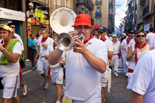 PAMPLONA, SPAIN - JULY 8: Orchestra on street at festival San Fe — Stock Photo, Image