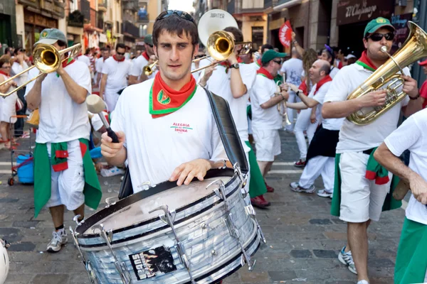 PAMPLONA, SPAIN - JULY 8: Orchestra on street at festival San Fe — Stock Photo, Image