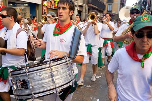 PAMPLONA, ESPAÑA - 8 DE JULIO: Orquesta en la calle en la apertura de —  Fotos de Stock