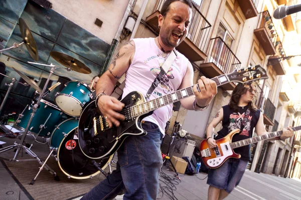 PAMPLONA, SPAIN - JULY 8: The musicians play on street during Sa — Stock Photo, Image