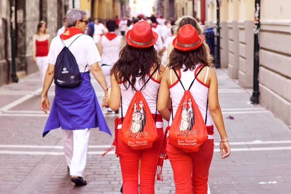 Pamplona, Spanien-juli 8: två kvinna i kostym under Festival — Stockfoto