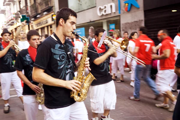 PAMPLONA, SPAIN - JULY 9: Brass Band are on street during of fes — Stock Photo, Image
