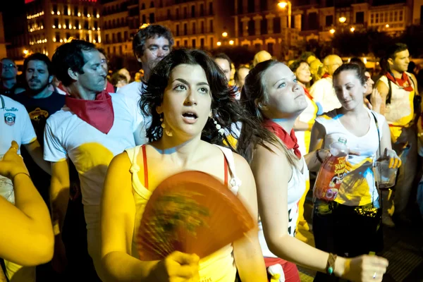 PAMPLONA, ESPANHA - JULHO 9: Pessoas dançando na praça Castillo em S — Fotografia de Stock