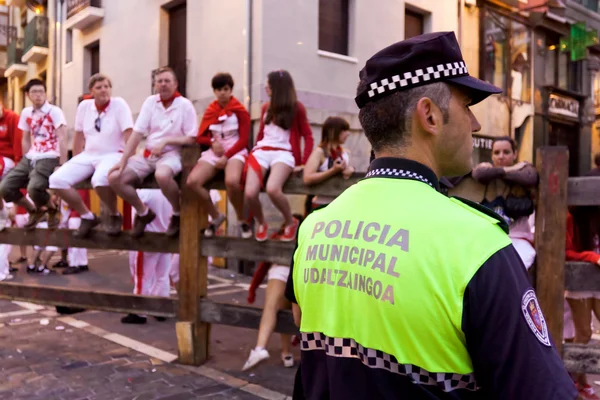PAMPLONA, SPAIN - JULY 9: Police await start of race of bulls at — Stock Photo, Image