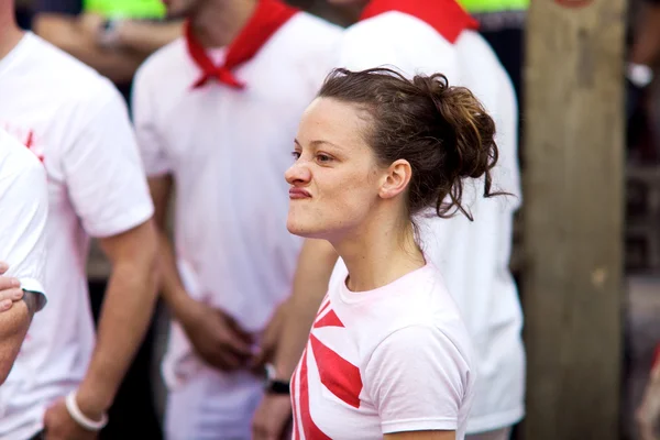 PAMPLONA, SPAIN - JULY 9: Woman await start of race of bulls at — Stock Photo, Image