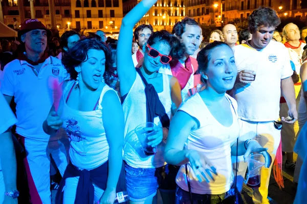 PAMPLONA, SPAIN - JULY 9: People dancing in square Castillo at S — Stock Photo, Image