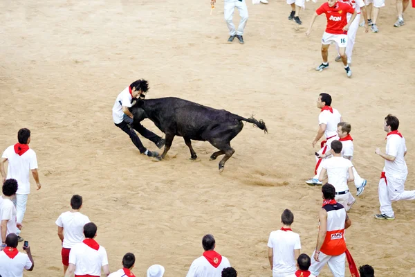 Pamplona, Spanien - 9 juli: människor som har kul med ungtjurar vid — Stockfoto