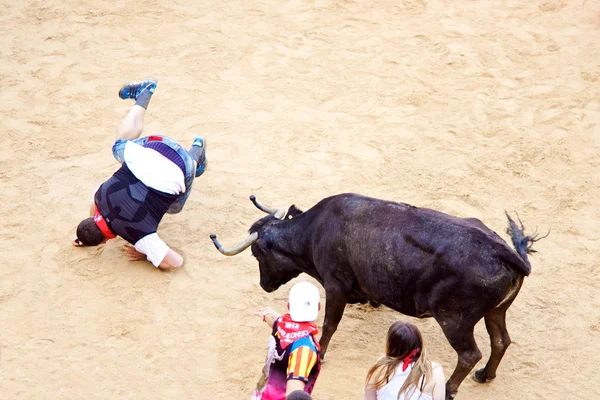 PAMPLONA, ESPANHA - JULHO 9: Pessoas se divertindo com touros jovens em — Fotografia de Stock
