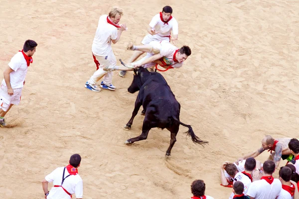 PAMPLONA, SPAIN - JULY 9: People having fun with young bulls at — Stock Photo, Image