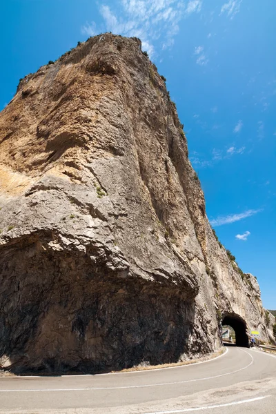Tünel ve yol rock, özerk bölge içine aragon, İspanya. — Stok fotoğraf