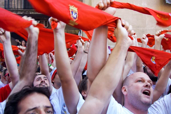 Pamplona, Spanje-juli 6: mensen op plein voor municipalit Stockfoto