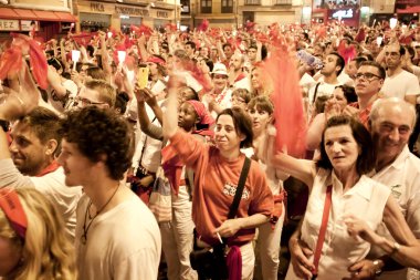 Pamplona, İspanya-15 Temmuz: closin, kırmızı mendiller grubu