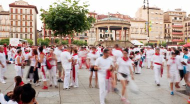 Pamplona, İspanya - Temmuz 10: kare castillo de san ferm insanlarda