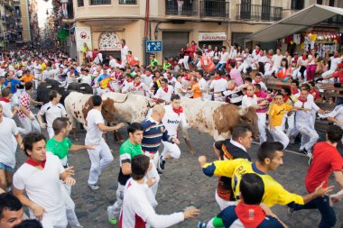 Pamplona, İspanya-Temmuz 10: insanlar sokak boğaların çalıştırmak