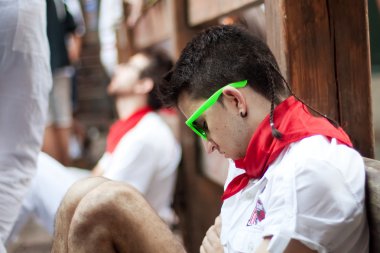 Pamplona, İspanya-Temmuz 13: s beklentisiyle uyuyan genç adam