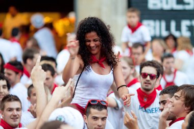 Pamplona, İspanya-Temmuz 13: kadın san fermin Festivali eğleniyor