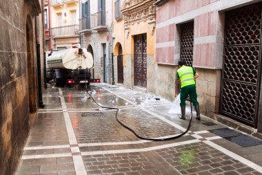 Pamplona, İspanya-Temmuz 14: festival kapanış sonra temizlik sokak