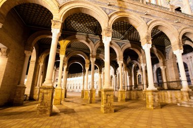 İspanyol Meydanı (plaza de espana): gece, İspanya Sevilla