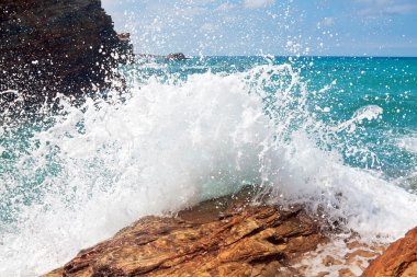 dalga ve katedrallerin ribadeo, Galiçya, sp içinde plajda sıçraması