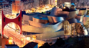 Bilbao, İspanya - Ağustos 9: guggenheim Müzesi dış görünümü